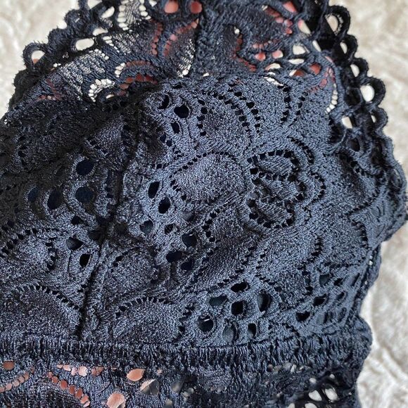 SUPER CUTE! NWT AERIE BLACK CROCHET BRALETTE HALTER TOP SIZE S/M - Picture 4 of 10
